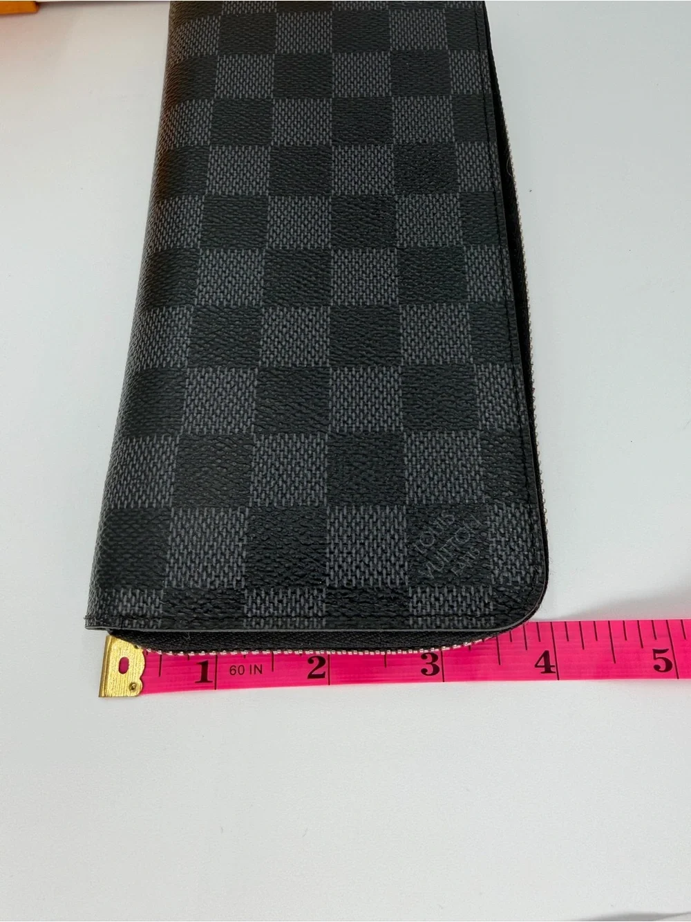 Unisex Louis Vuitton Damier Graphite Zip-Around Wallet in Excellent Condition!🩶 - Picture 9 of 16